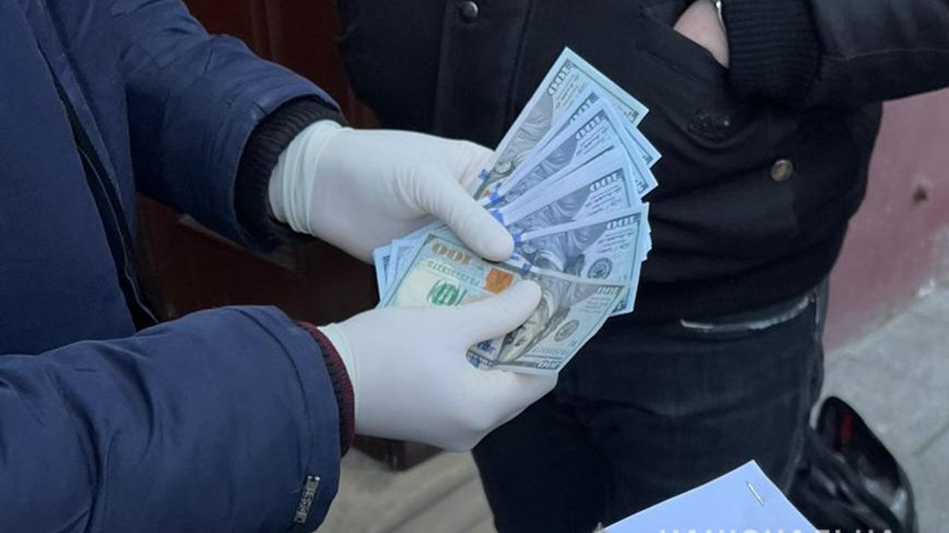 Во Львове полиция задержала взяточника - работник миграционной службы требовал 12 тысяч долларов