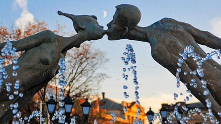 Поцілунок навіки: як у Харкові з’явився романтичний пам’ятник закоханим і яким він є зараз. Фото - 285x160