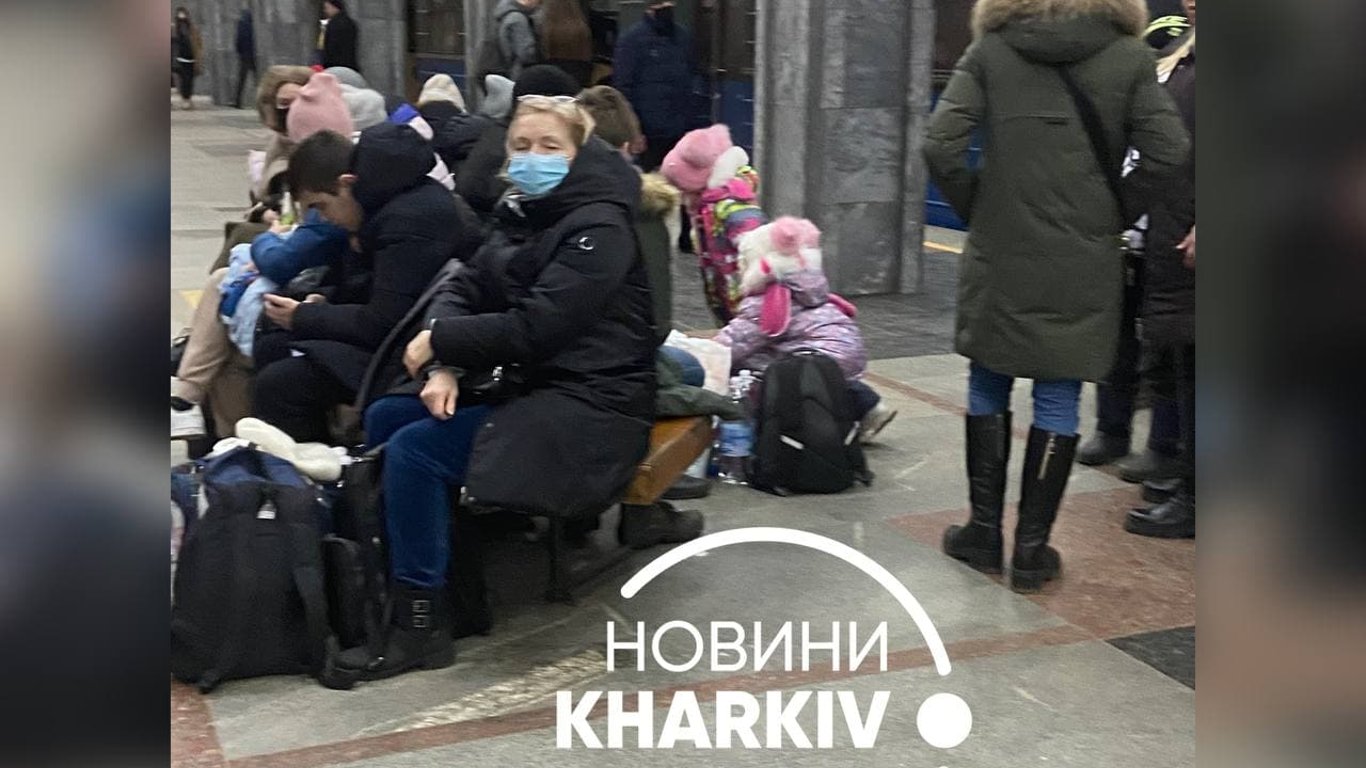 Харьковчане спасаются от обстрелов в метро