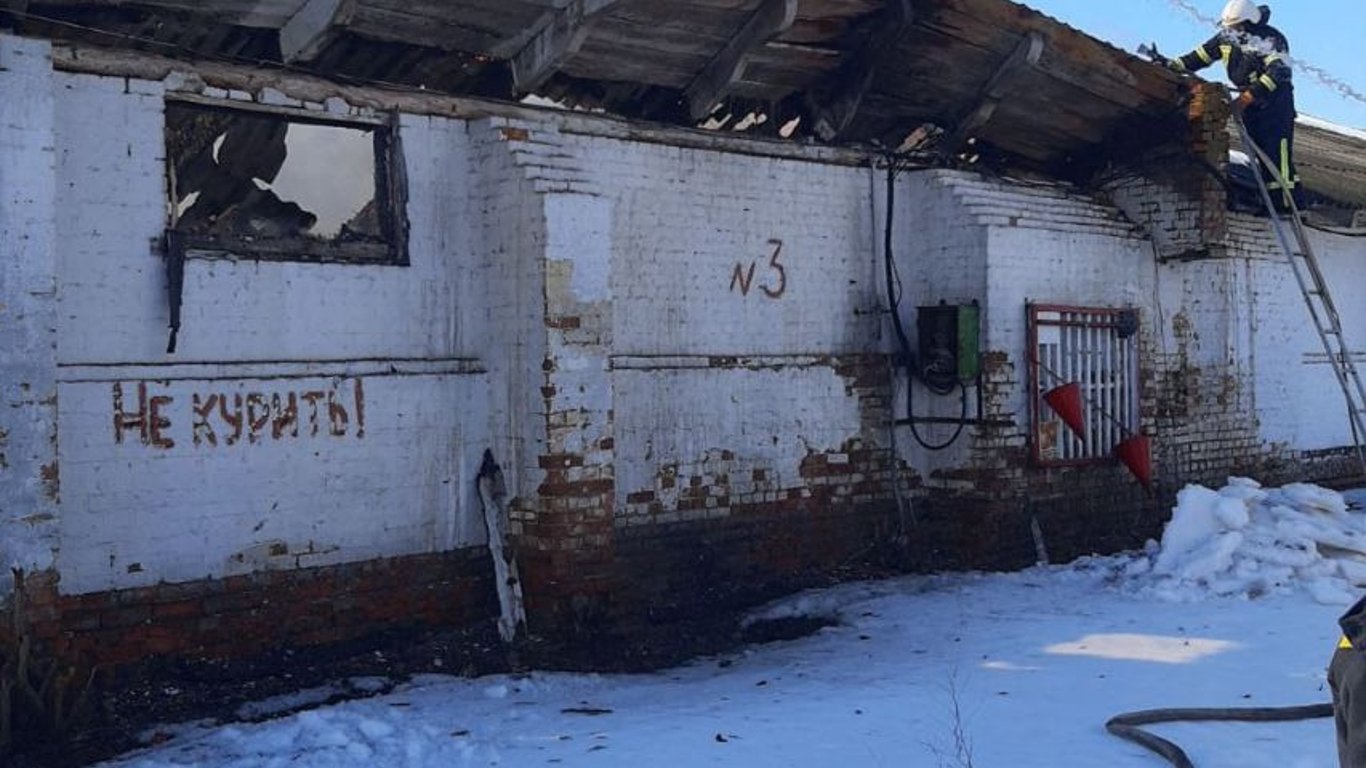 На Харківщині рятувальники повідомили місця обстрілів, де виникли пожежі