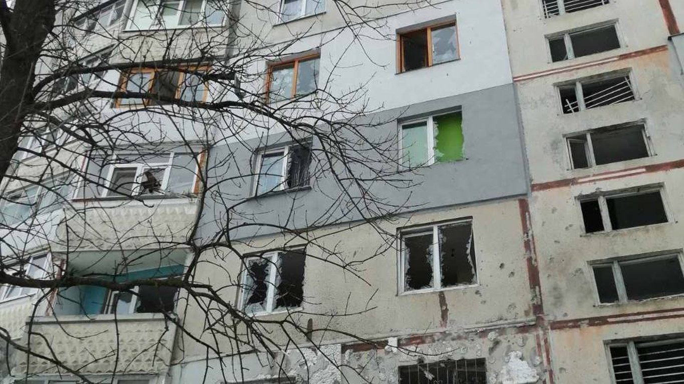 У Харкові снаряди ворогів влучають у житлові будинки і будівлі – фото