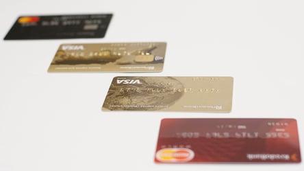 Кредитні кошти на банківських картках: українцям повертають гроші, але зняти готівку не можна - 285x160