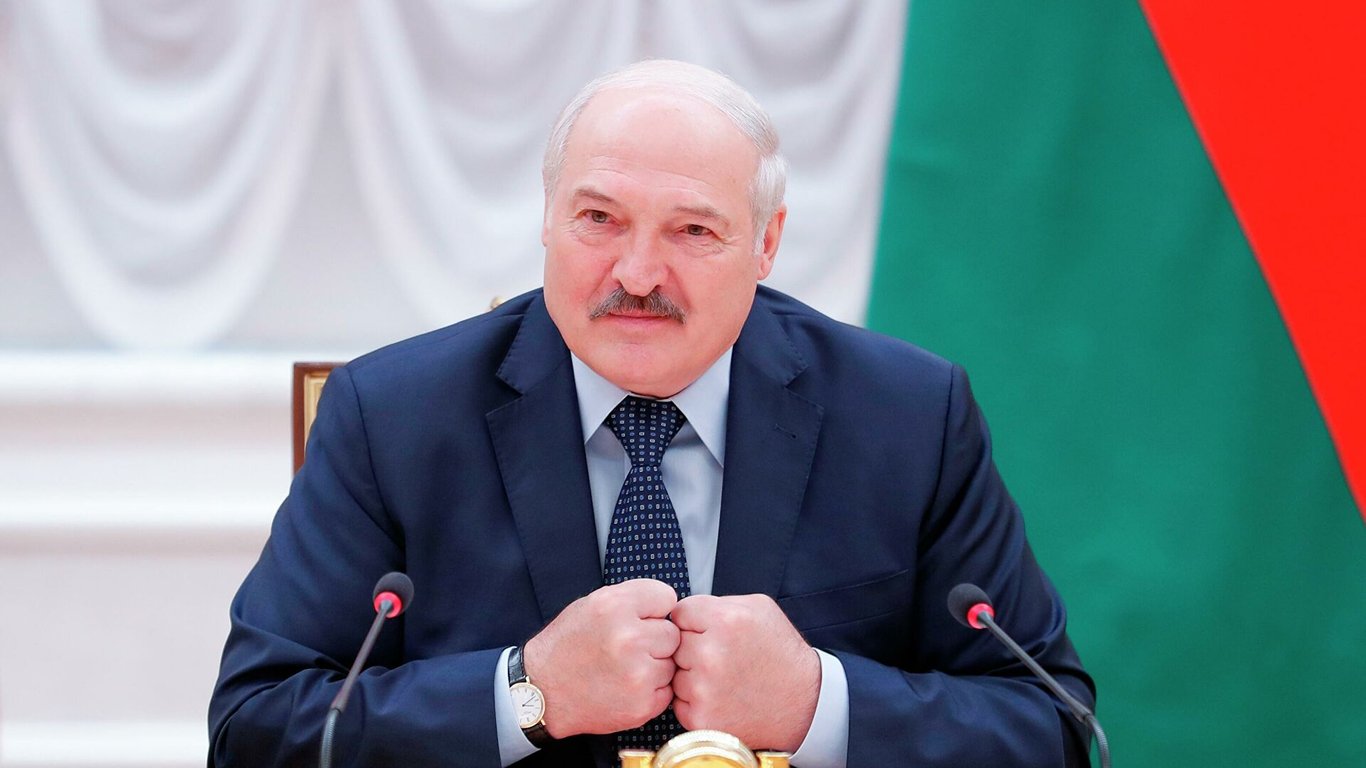 Лукашенко попытался объяснить, почему ракеты по Киеву летели из Беларуси