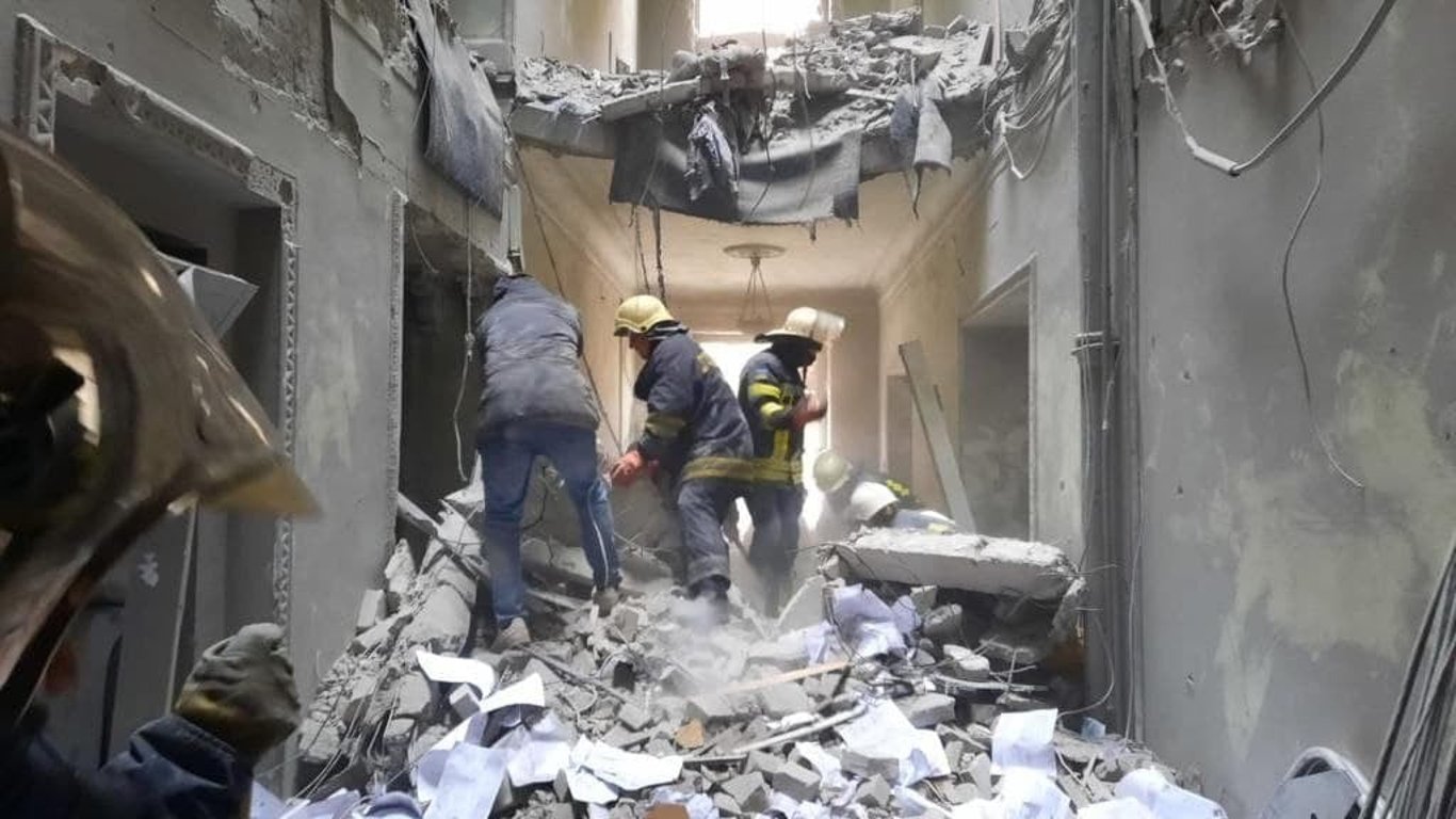 Рятувальники дістають людей з-під завалів будівлі ХВГА