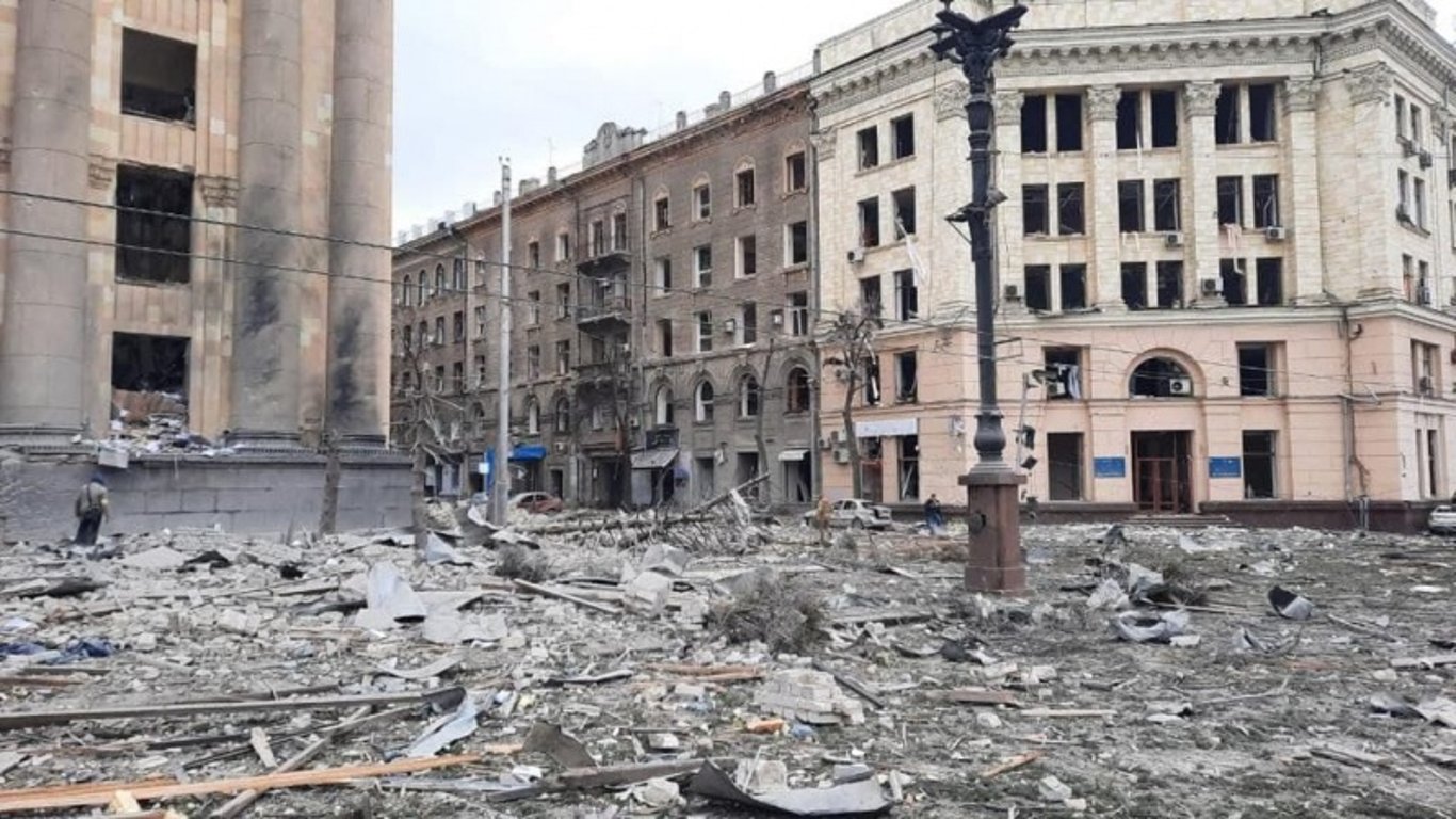 В Харькове на площади Свободы под завалами обнаруживают погибших и раненых – фото 18+