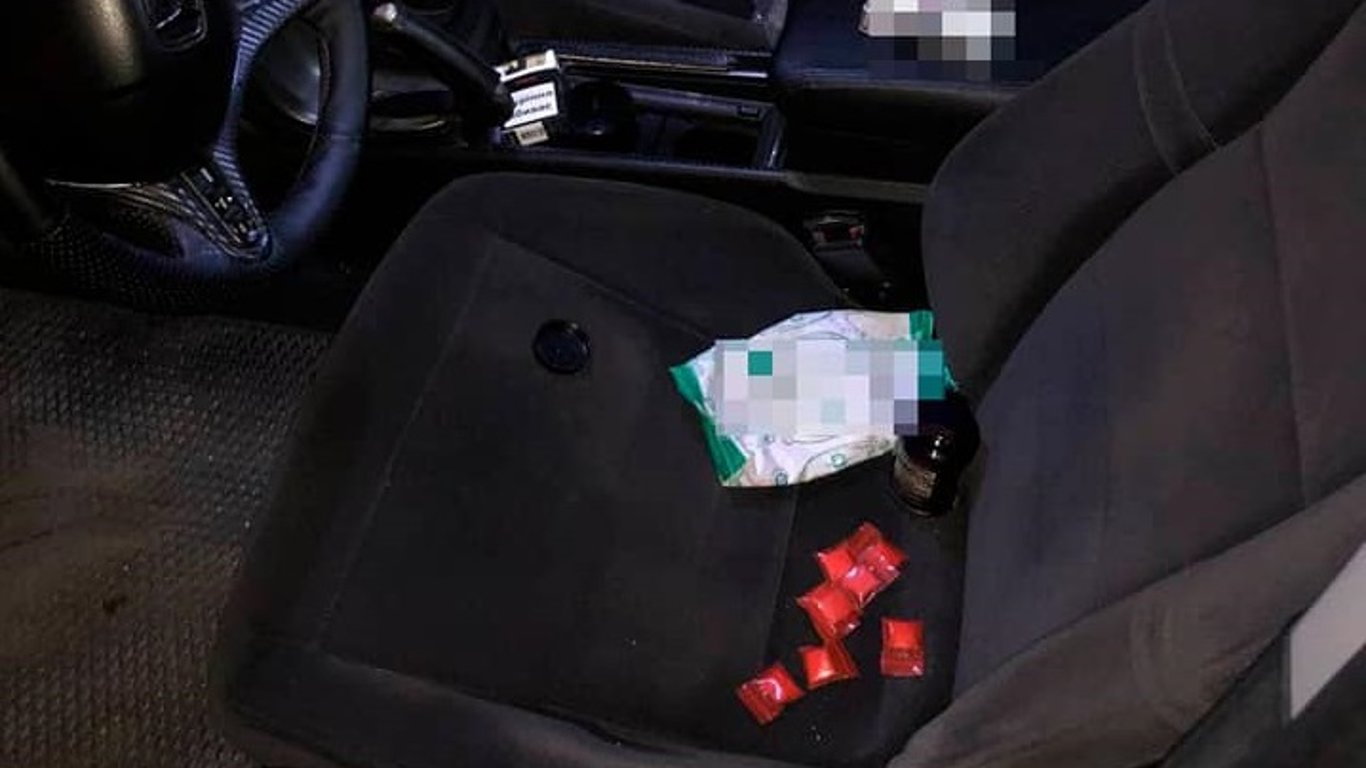 В Одесі поліцейські знайшли в автомобілі наркотики