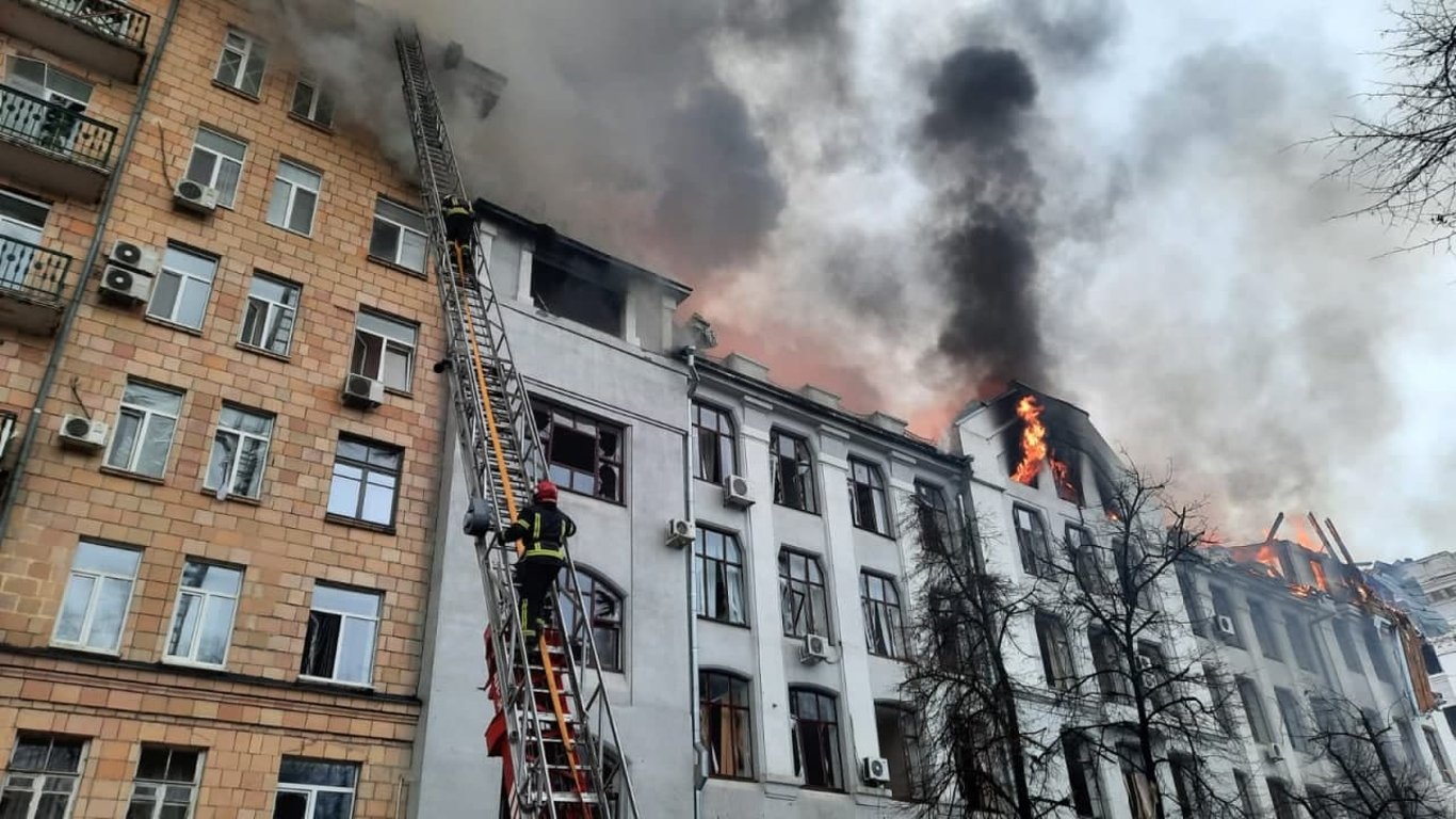 Росія вдарила ракетою по будівлі управління поліції в Харкові. Відео