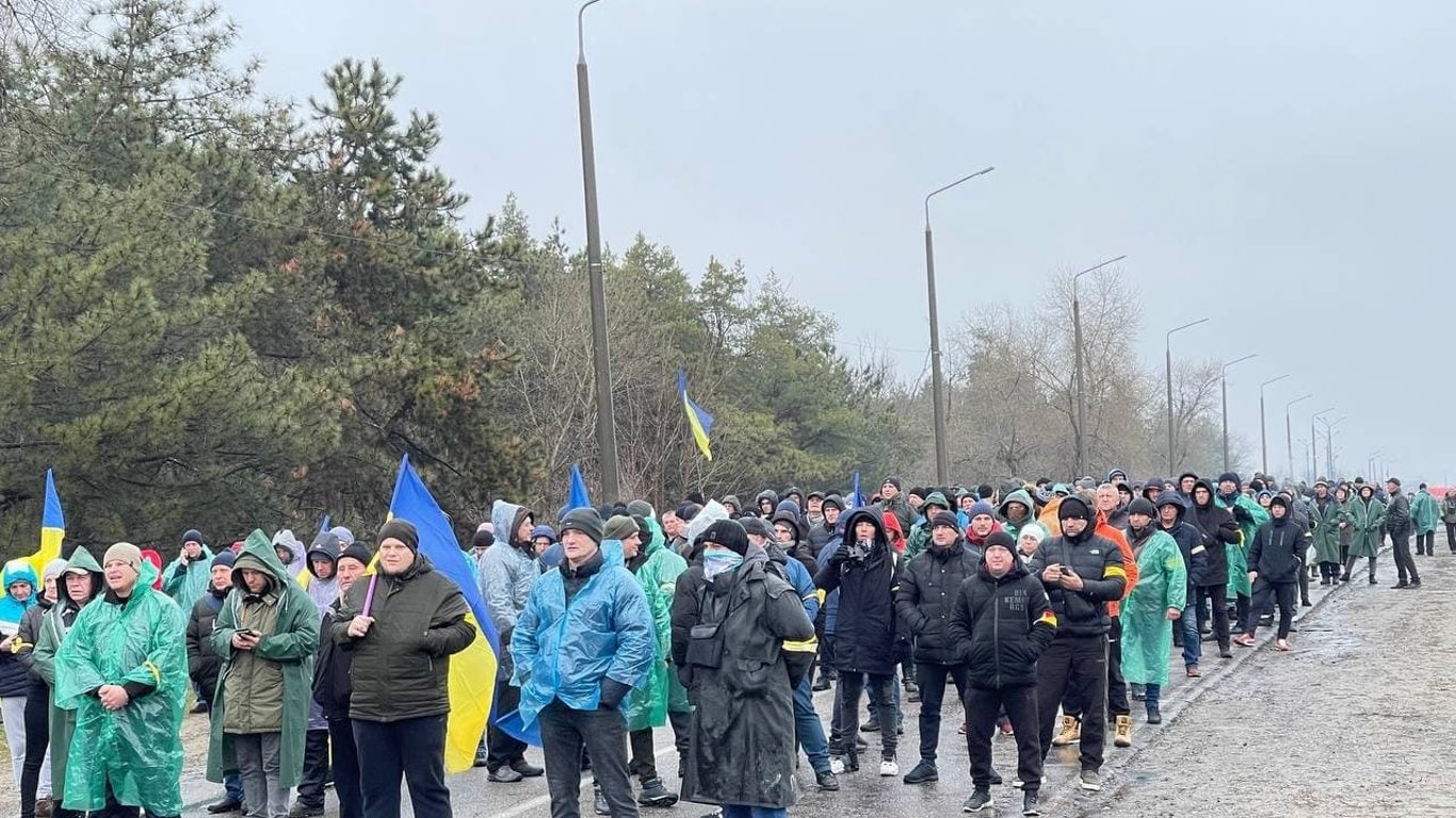 Жители Энергодара перегородили дорогу оккупантам, чтобы не пустить к АЭС