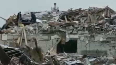 Бойовики РФ розбомбили пологовий будинок у Житомирі. Відео - 285x160