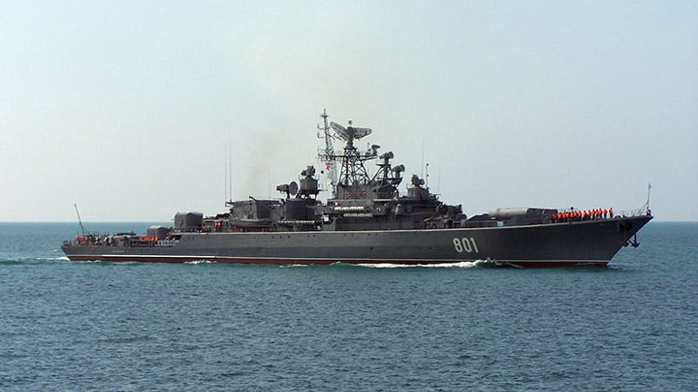 Корабли РФ угрожают гражданскому судну и хотят использовать его как живой щит