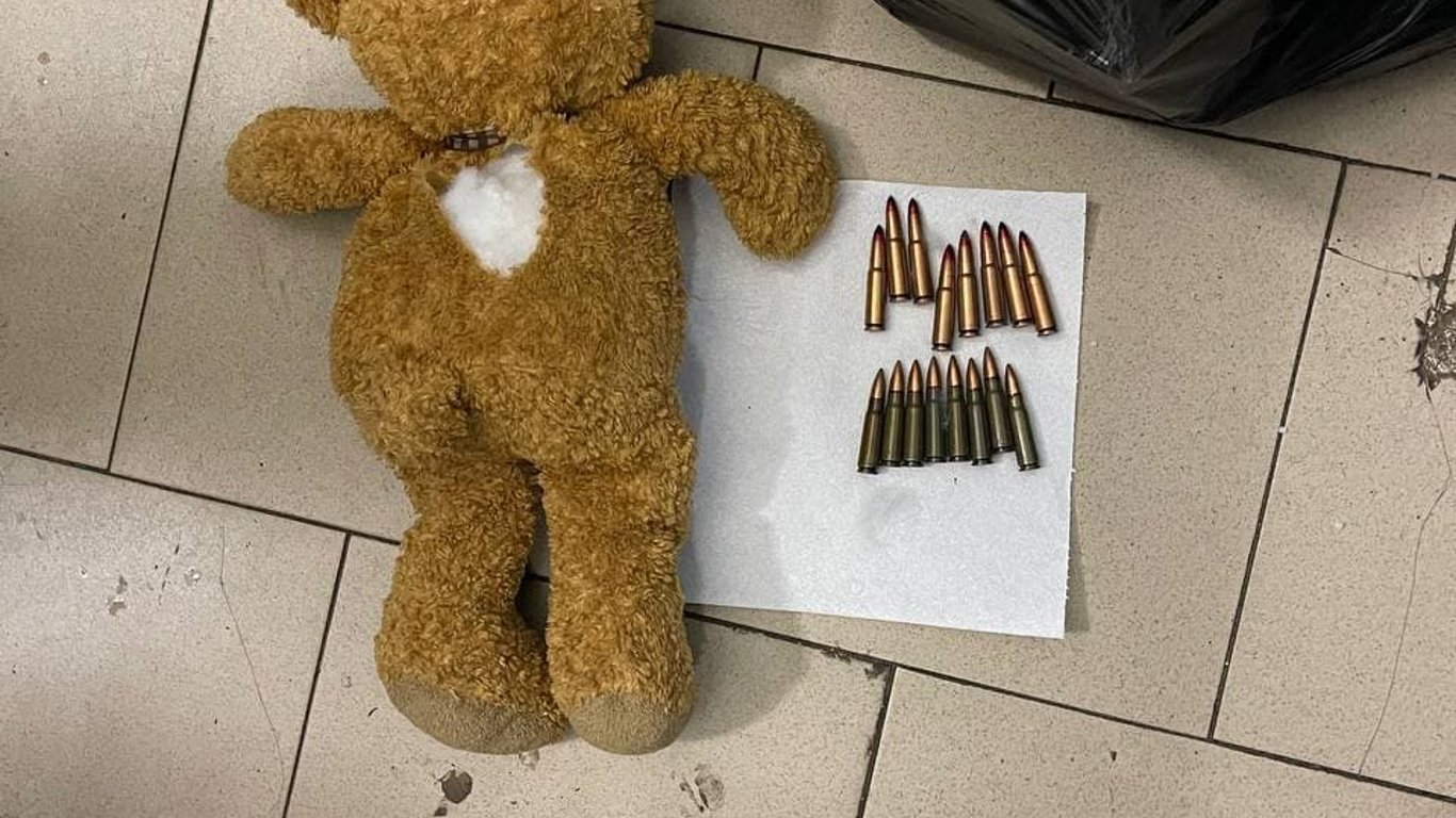 Прятали патроны в детскую игрушку в киевском метро задержали диверсантов