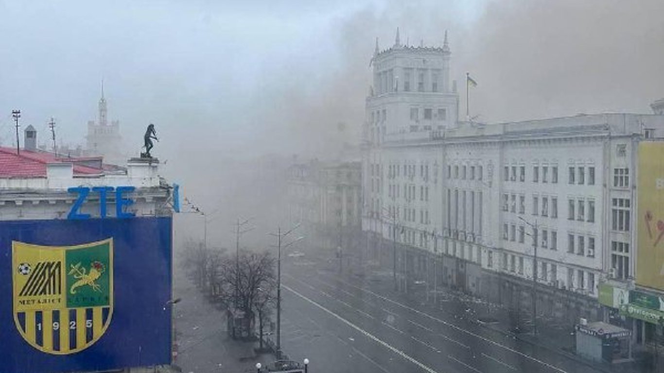 Россияне ударили крылатой ракетой по Харьковскому городскому совету - фото