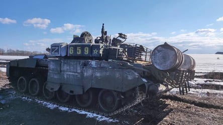 В Сумской области бойцы ВСУ показали фото брошенной техники оккупантов на одной из дорог - 285x160