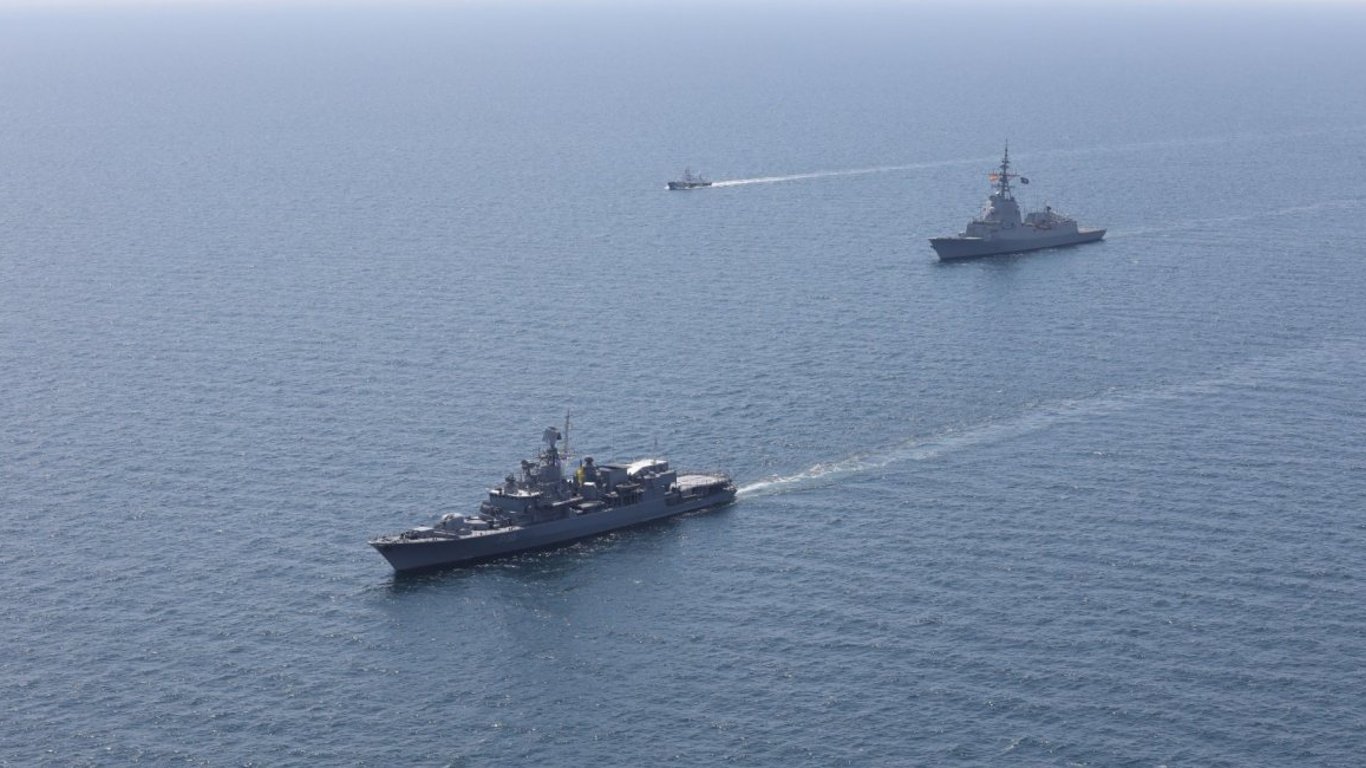 В направлении Одессы движутся четыре вражеских корабля и ракетные катера