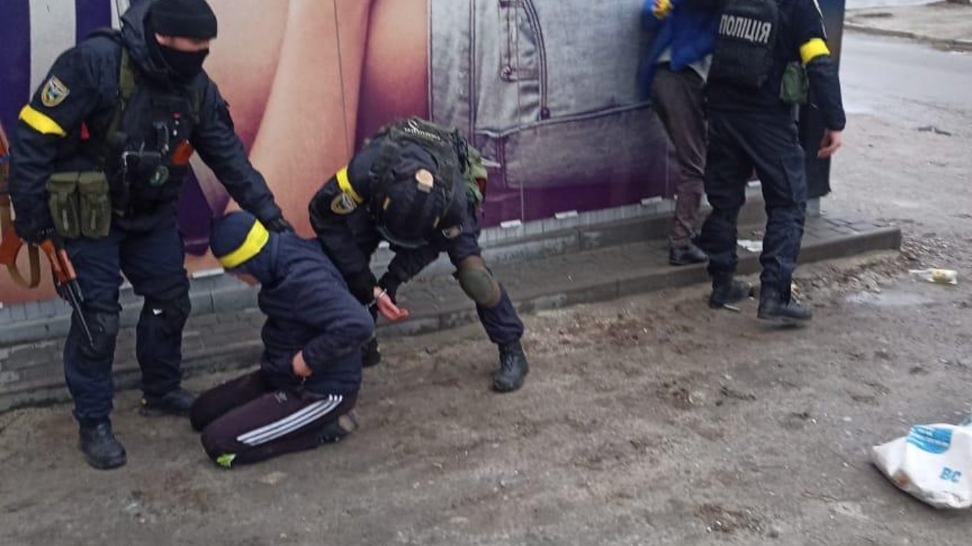 В Харькове полиция задержала двух мародеров, грабивших магазин