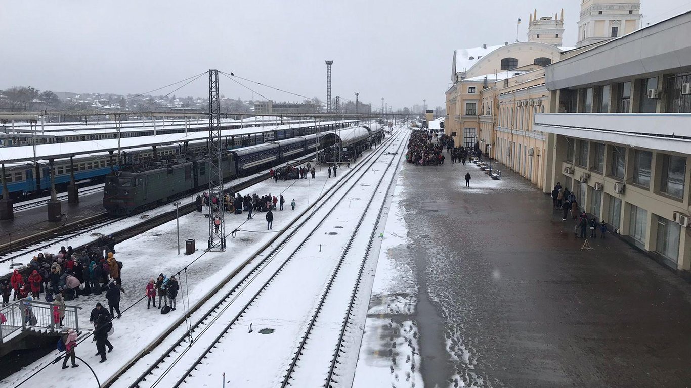 Полиция взяла под охрану железнодорожный вокзал Харькова
