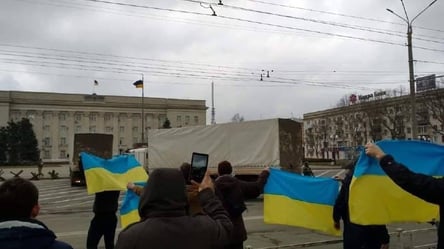 В Херсоне "гуманитарный конвой" РФ встречали с украинскими флагами - 285x160