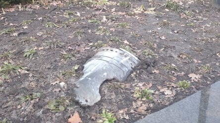 Во двор дачи Зеленского в Конча-Заспе упал обломок ракеты. Фото - 285x160