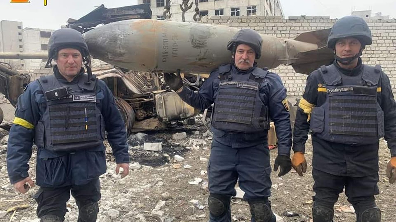 В Харькове спасатели вытащили из дома неразорвавшуюся 500-килограмовую бомбу