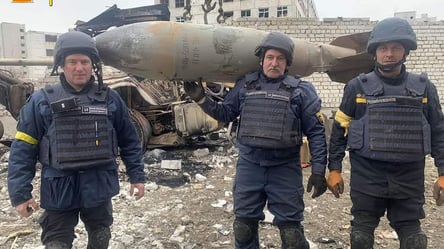 В Харькове спасатели вытащили из дома неразорвавшуюся 500-килограмовую бомбу. Фото - 285x160