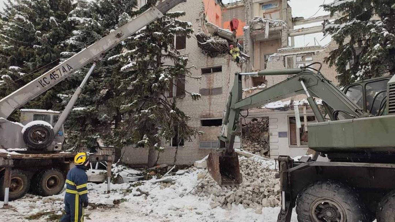 У Харкові рятувальники розбирають завали зруйнованих будинків після бомбардування