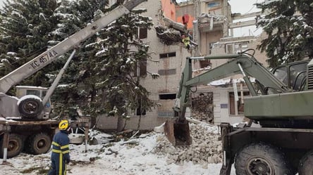 У Харкові рятувальники розбирають завали зруйнованих будинків після бомбардування росіянами. Фото - 285x160