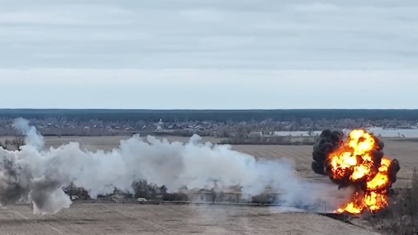 Українські військові збили бойовий вертоліт окупантів - відео