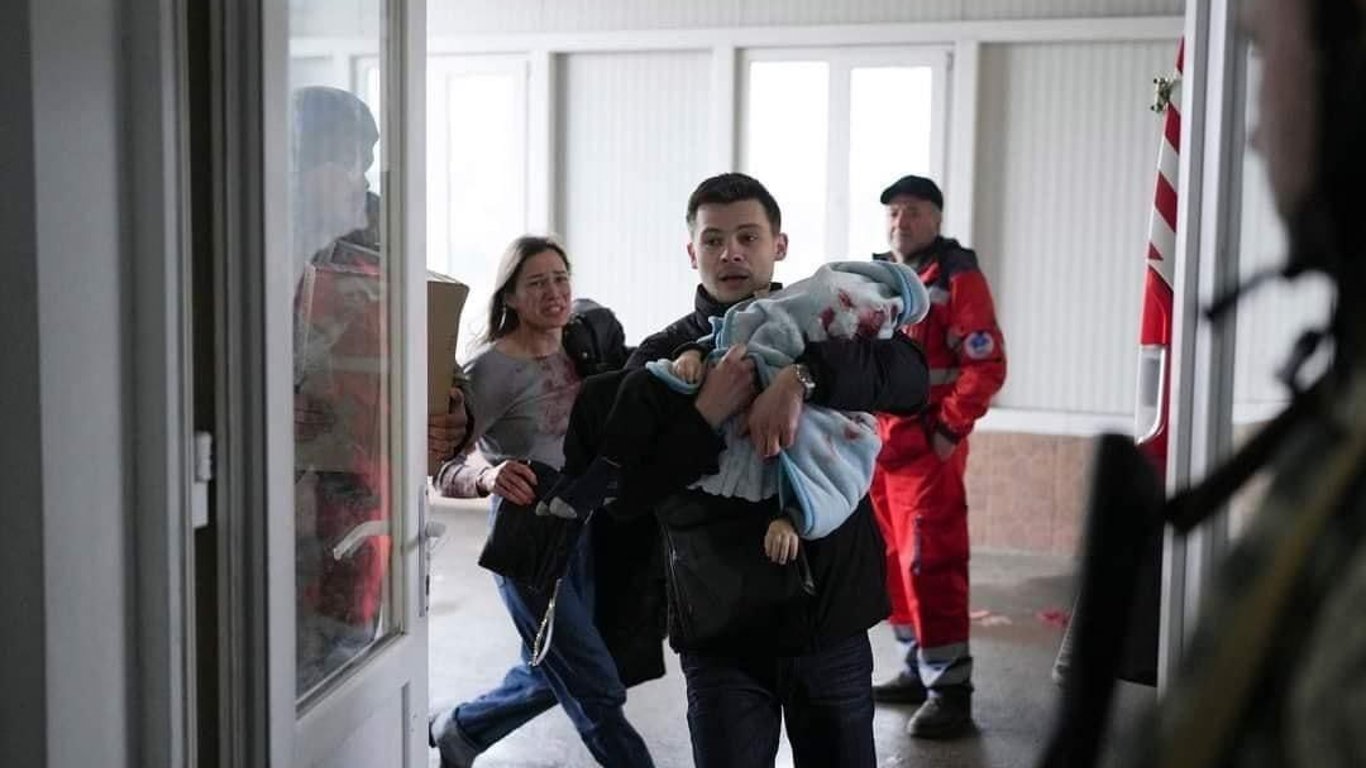 Через обстріли російських окупантів у Маріуполі загинув 18-місячний малюк