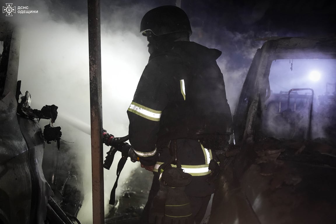 Горіли автівки — рятувальники показали перші кадри обстрілу Одеси - фото 3