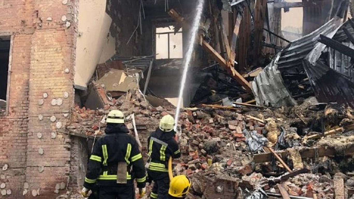 За ночь в Харькове из-под завалов зданий достали 200 жителей