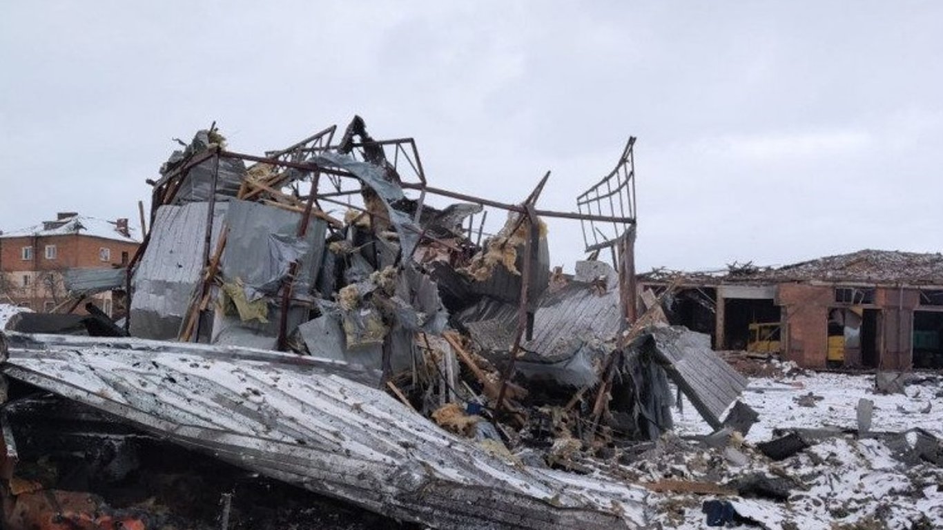 Война в Украине - в Лебедине из-за бомбардировок оккупантов разрушена электроподстанция и АЗС
