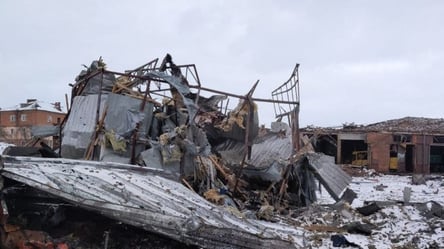 У Лебедині через бомбардування окупантів зруйновано електропідстанцію та АЗС - 285x160