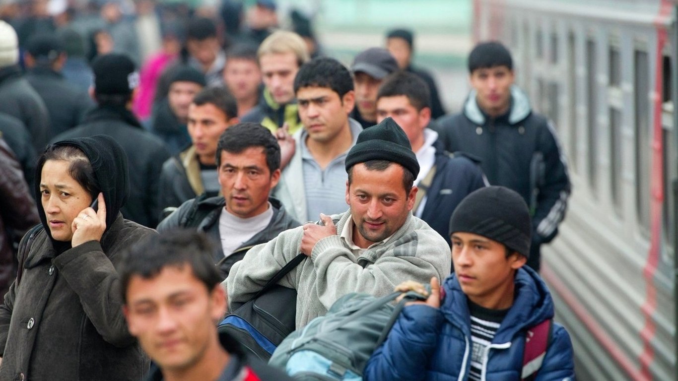 Росіяни примушують мігрантів з Центральної Азії голосувати на окупованих територіях
