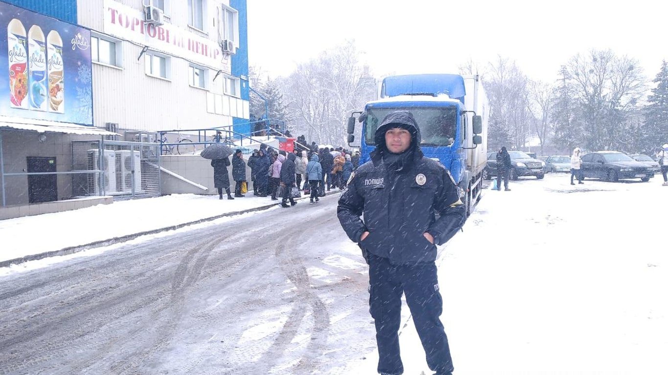 На Харьковщине полиция воюет с врагом, а также выявляет мародеров и диверсантов