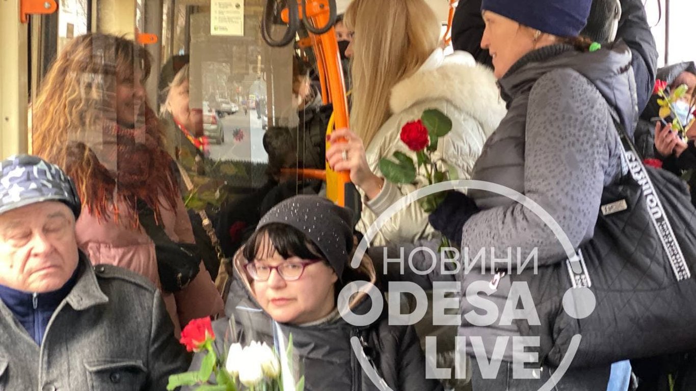 Одесситкам на 8 марта в троллейбусе дарили цветы