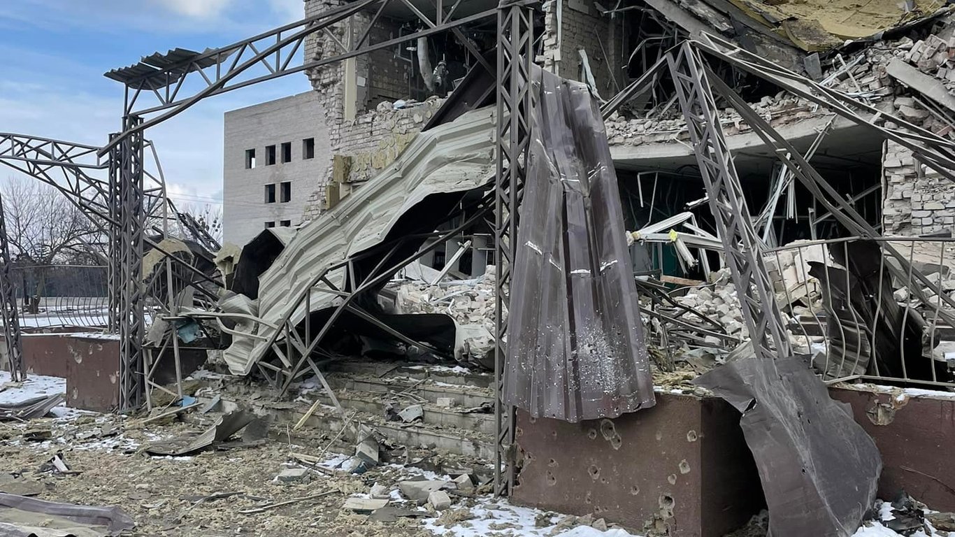 В Изюме оккупанты разбомбили городскую больницу с пациентами