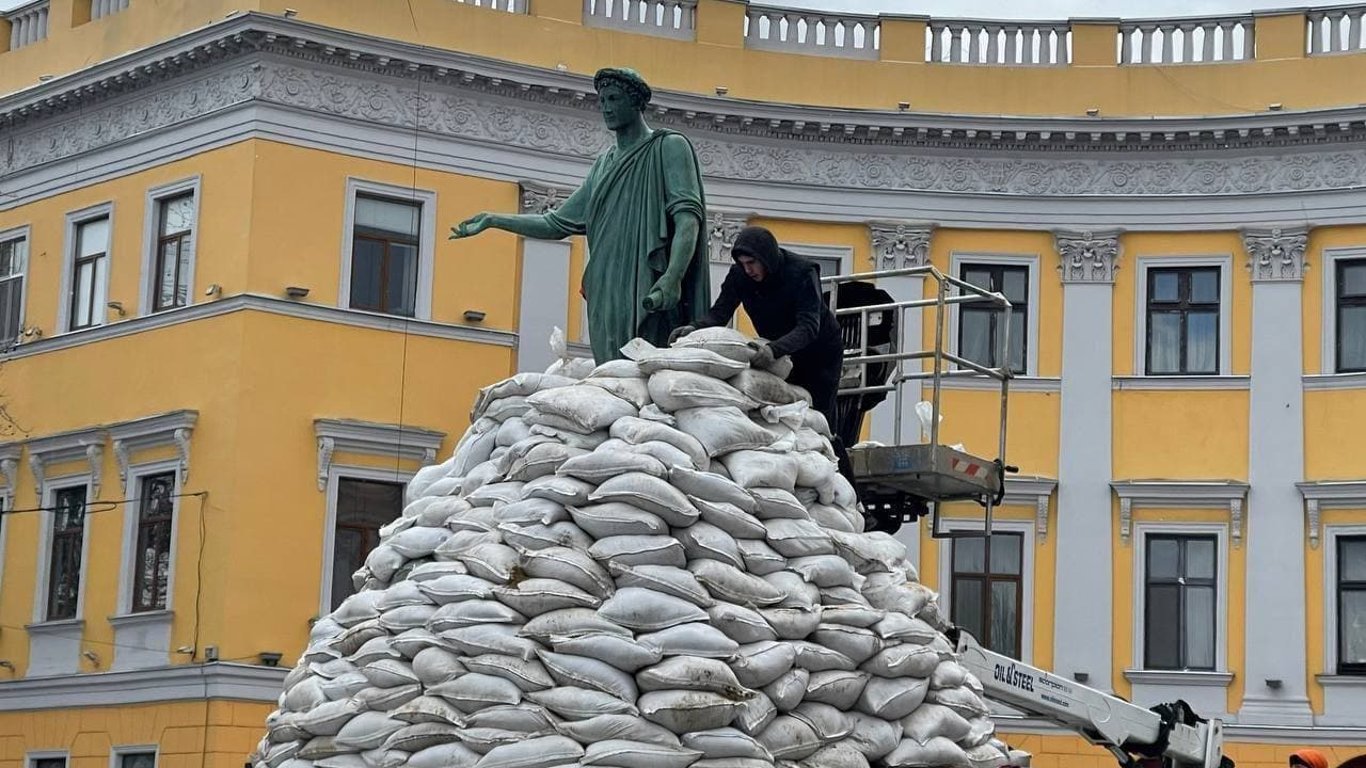 В Одессе мешками с песком обложили памятник Дюку