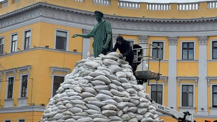 В Одессе мешками с песком обложили памятник Дюку. Фото - 285x160
