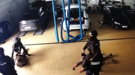 У Харкові поліція затримала озброєних мародерів, які намагалися пограбувати автосалон Porsche. Відео - 285x160