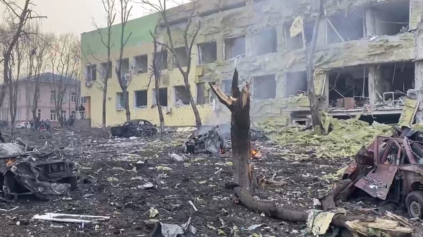Оккупанты разбомбили роддом и детскую больницу в Мариуполе. Видео