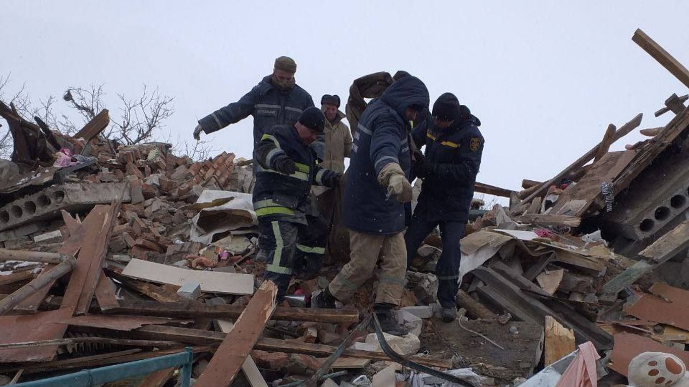 Спасатели извлекли тела девочки и ее бабушки из-под завалов на Харьковщине