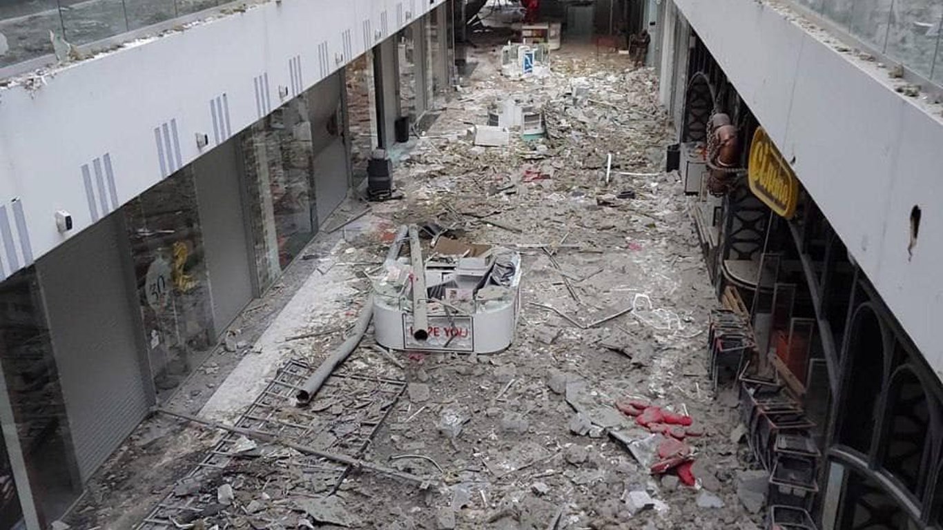 В центре Харькова обстреляли торговый центр
