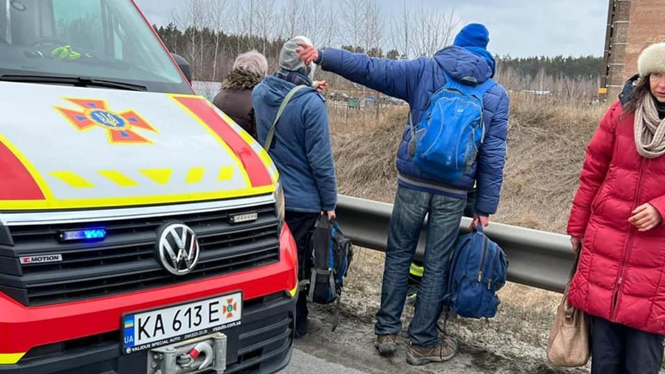 Евакуація людей - Україна відкрила гуманітарні коридори за сімома напрямками