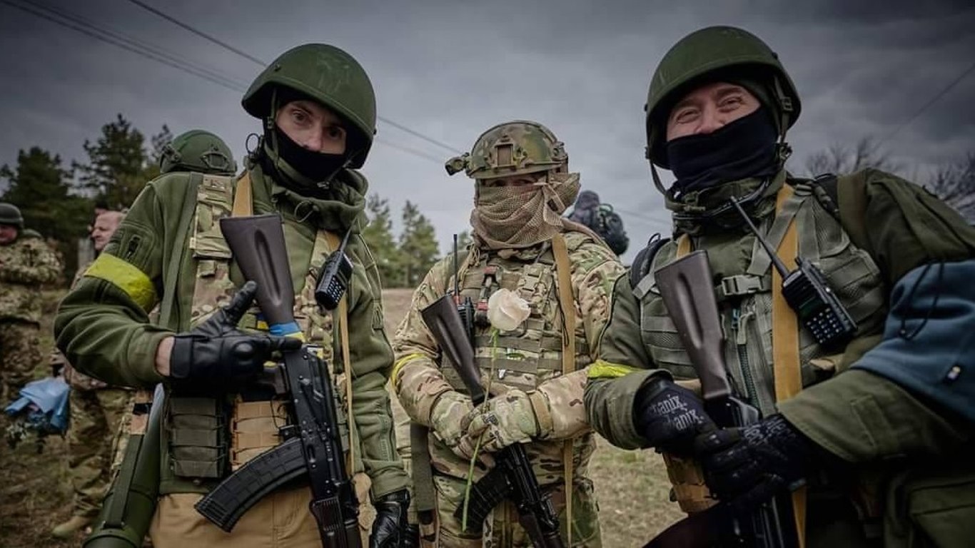 Российские оккупанты обозначают себя желтой лентой.