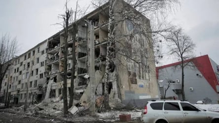 Зруйновані будинки і порожні вулиці: який вигляд має Холодна гора у Харкові після обстрілів. Відео - 285x160