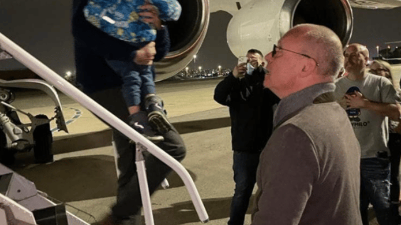 Вторжение россии в Украину - военный летчик из Израиля спасает тяжело больных детей из Украины