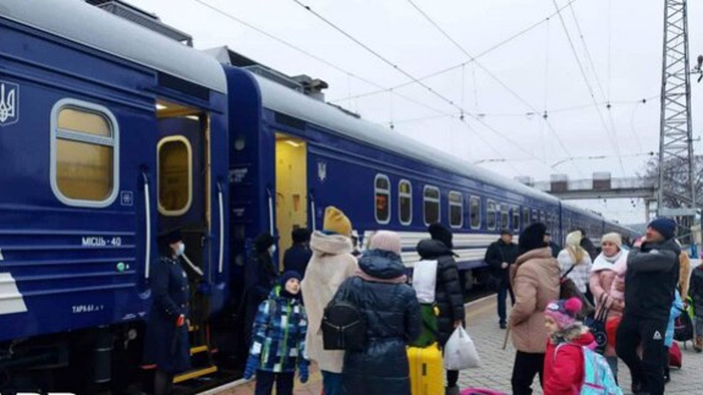 "Укрзализныця" запустила специальный сайт с расписанием эвакуационных поездов