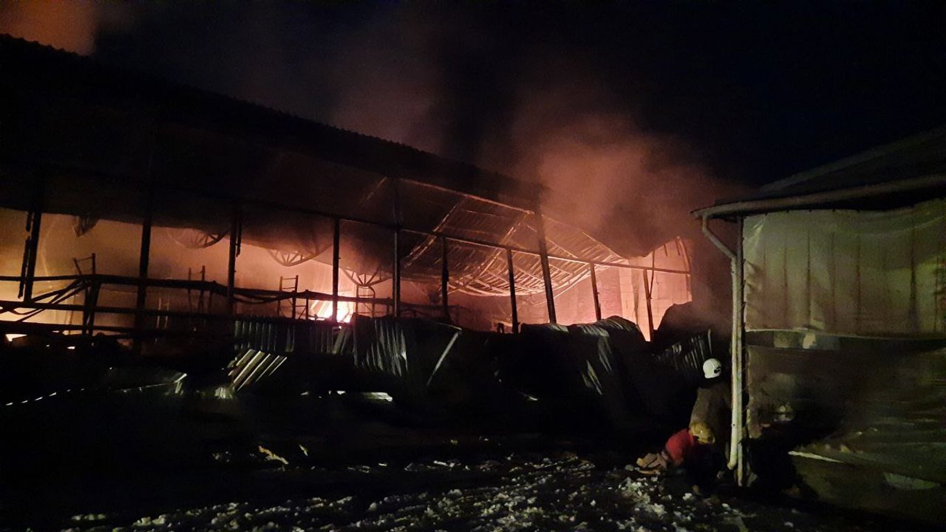 В Харькове из-за обстрелов горело здание Автогенного завода