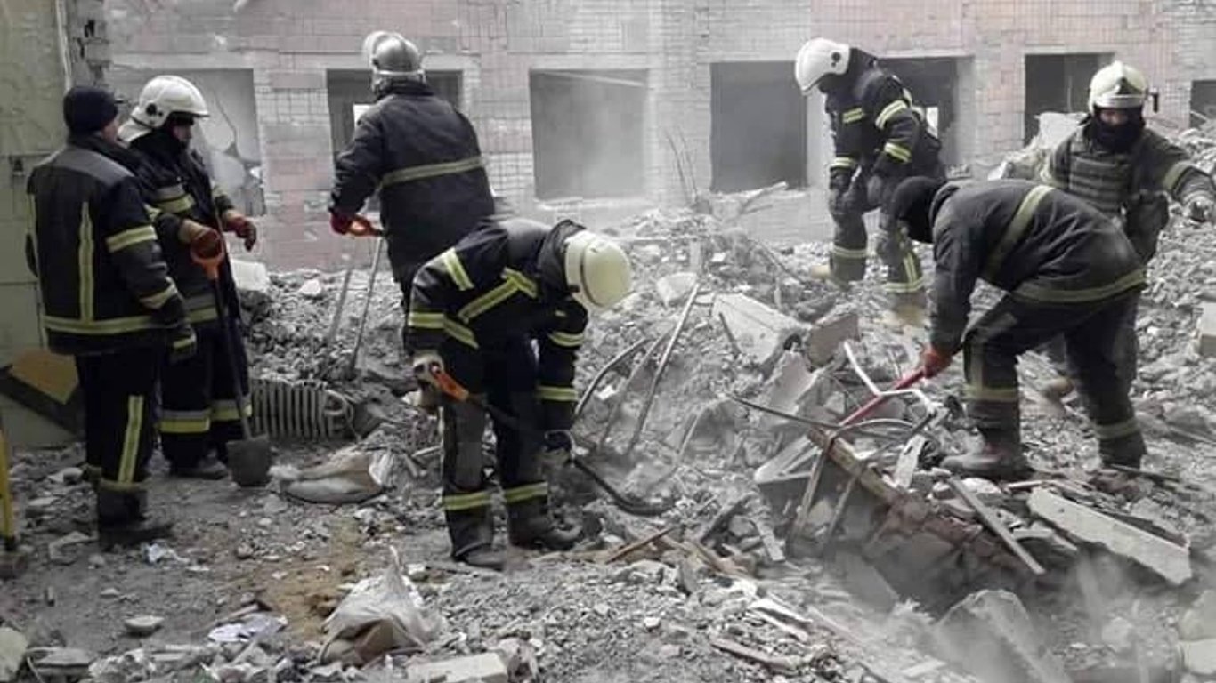 В центре Харькова после авианалета рухнуло четырехэтажное здание