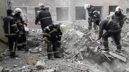 В центре Харькова после авианалета рухнуло четырехэтажное здание. Видео - 285x160